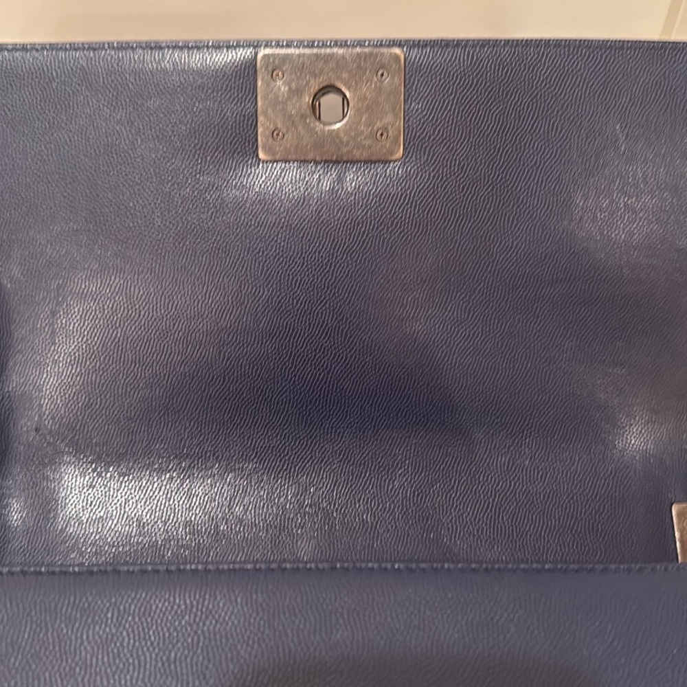 Chanel NAVY CAVIAR Boy bag with gunmetal hardware - Picture 6 of 8